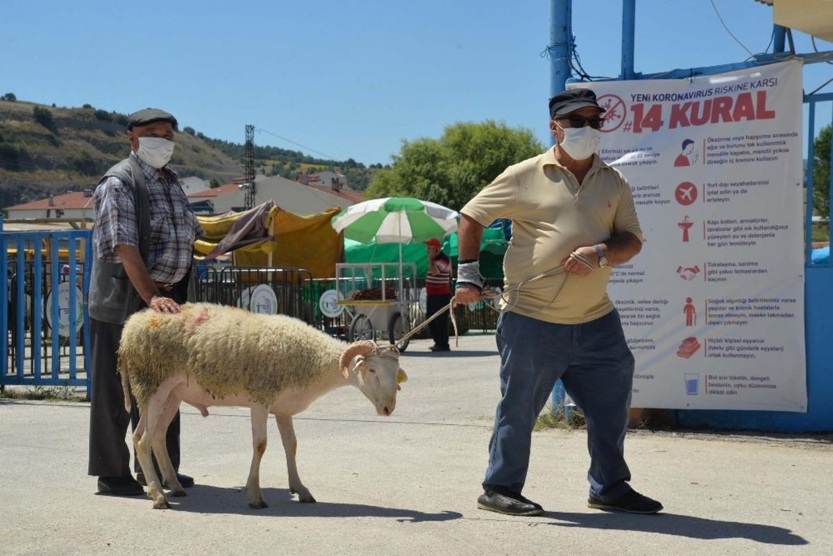 Hayvan pazarında son g&uuml;n yoğunluğu yaşanıyor