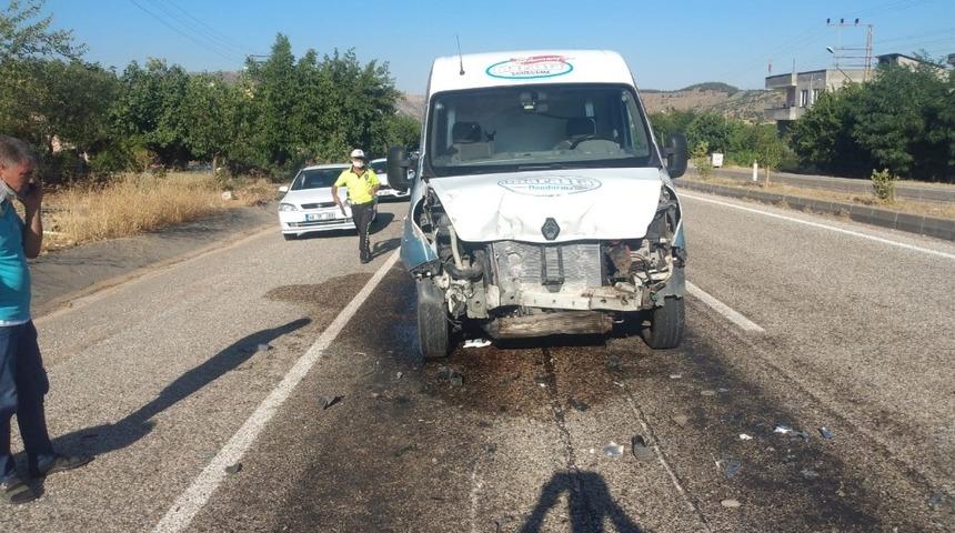 Traktöre çarpan minibüs sürücüsü yaralandı