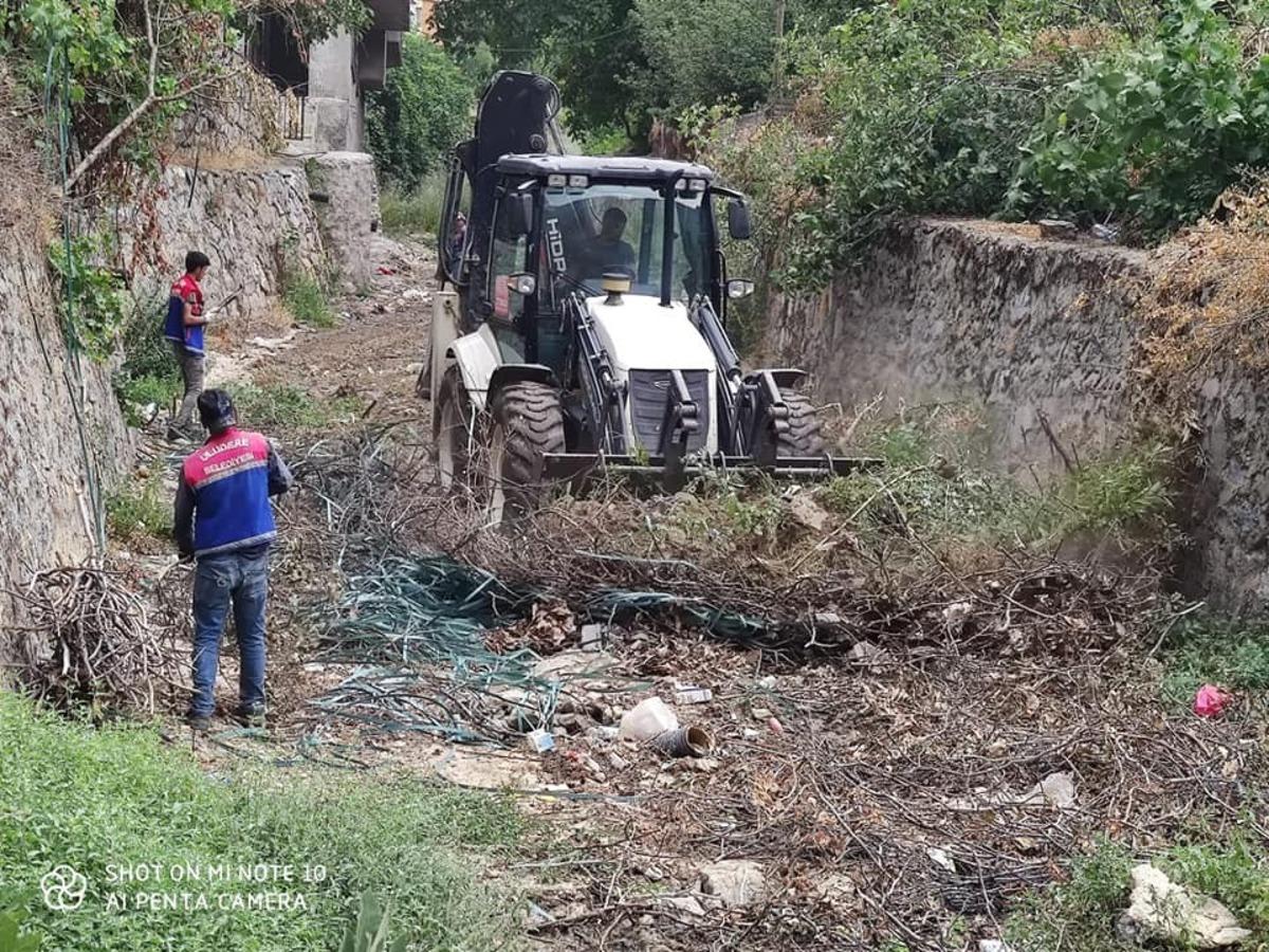 Uludere&rsquo;deki dereler belediye ekipleri tarafından temizleniyor