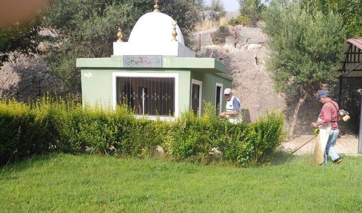 Kozan’da bayram öncesi türbelere bakım G1