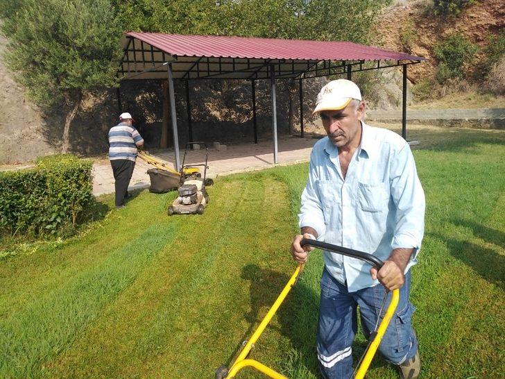 Kozan’da bayram öncesi türbelere bakım G2