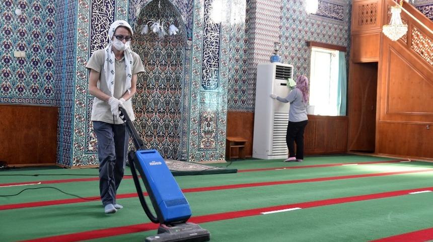 Camilerde bayram temizliği