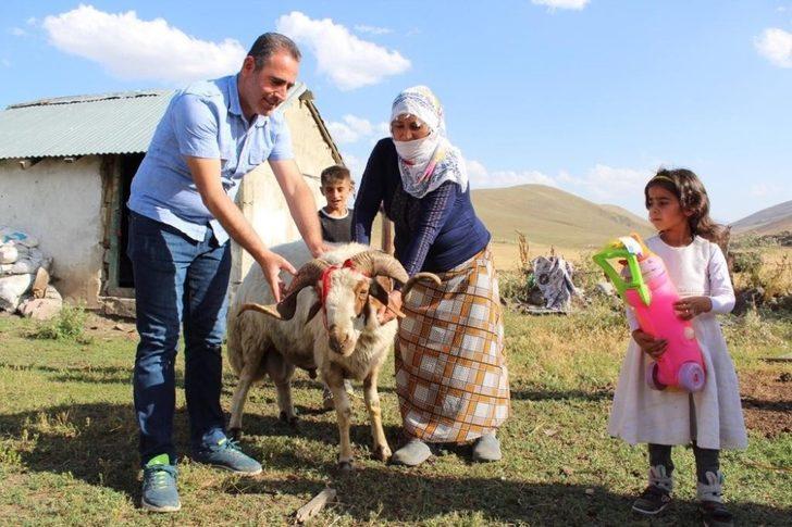Kaymakam Ömeroğlu yetimlere kurbanlık koyun hediye etti G5
