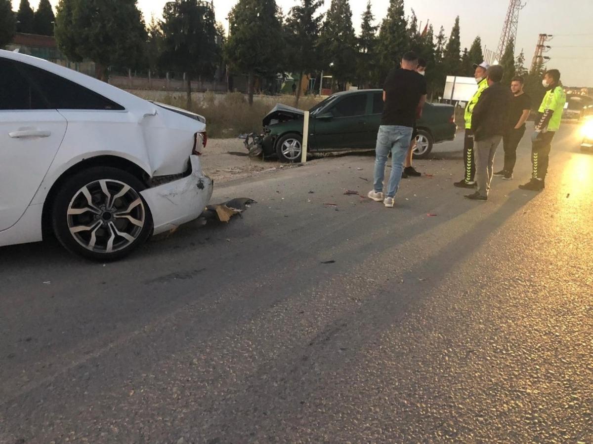 Emniyet şeridinde bekleyen araca arkadan &ccedil;arptı: 1 yaralı