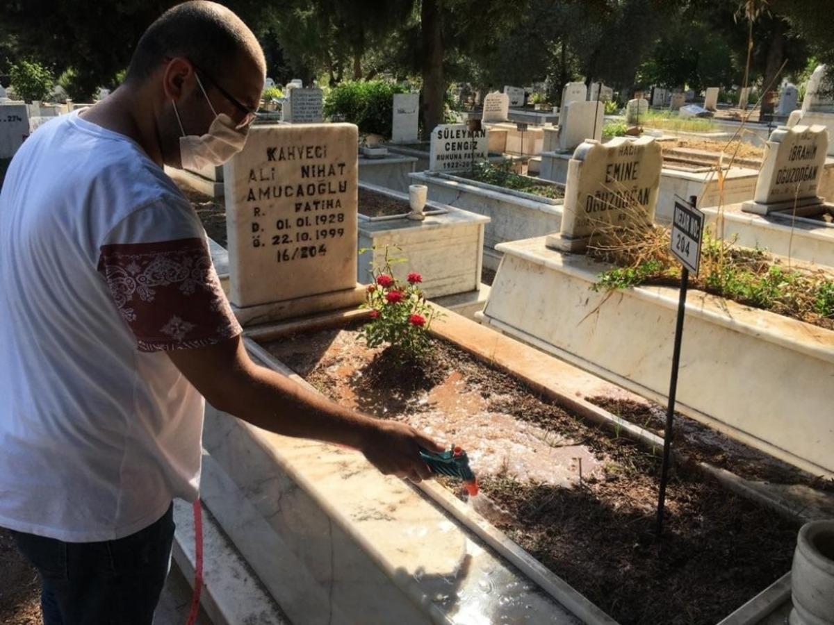Aydın&rsquo;da mezarlıklarda ziyaret&ccedil;i yoğunluğu