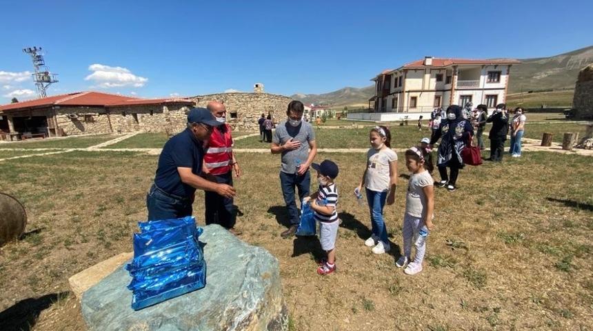 100 g&ouml;&ccedil;men ailenin &ccedil;ocuklarına okuma ve oyun seti dağıtıldı