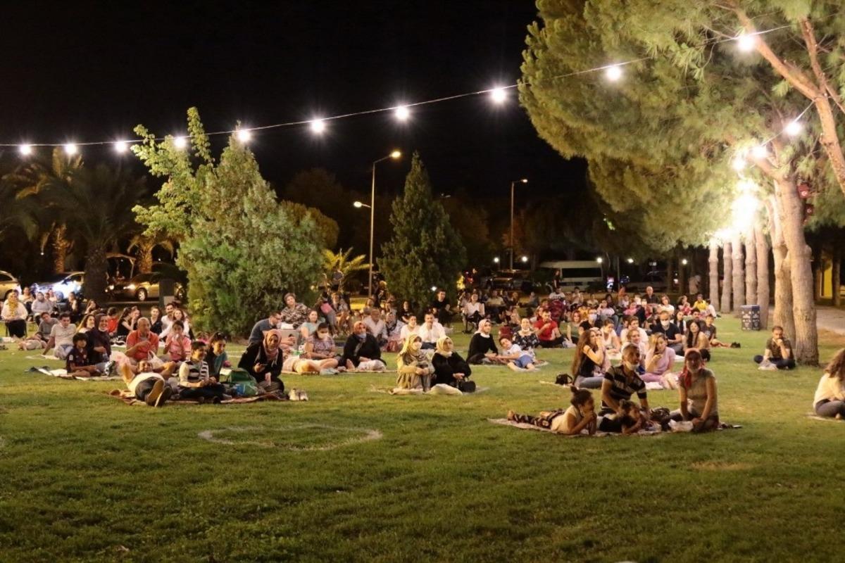 Akhisar Belediyesi &rsquo;A&ccedil;ık hava sinema geceleri&rsquo; başladı