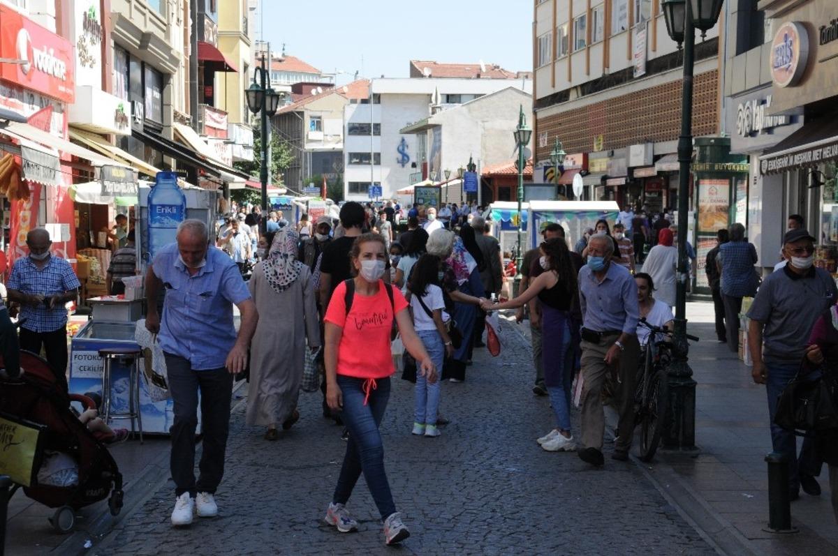 Eskişehir&rsquo;de sosyal mesafesiz arefe yoğunluğu