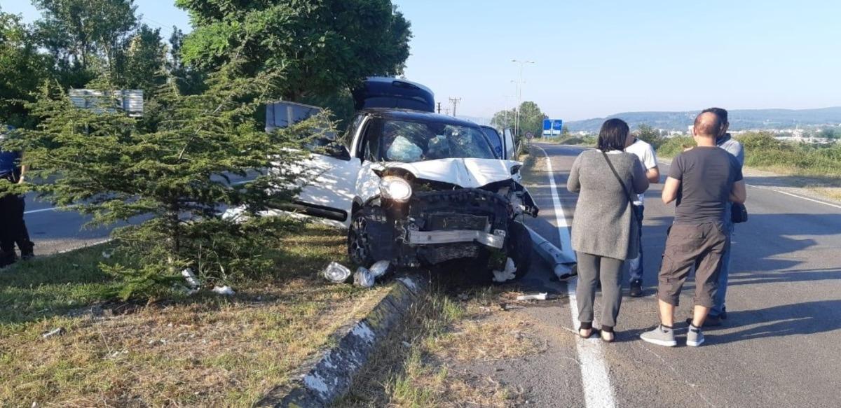 Kontrolden &ccedil;ıkan otomobil &ouml;nce direğe ardından ağa&ccedil;lara &ccedil;arparak durabildi