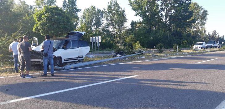 Kontrolden çıkan otomobil önce direğe ardından ağaçlara çarparak durabildi G3