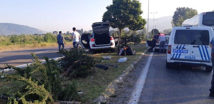 Kontrolden çıkan otomobil önce direğe ardından ağaçlara çarparak durabildi G4