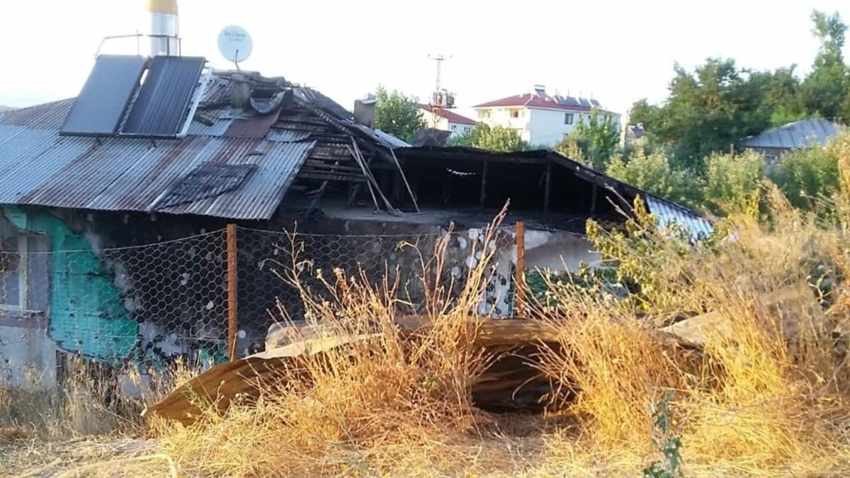 Bing&ouml;l&rsquo;de ev yangını