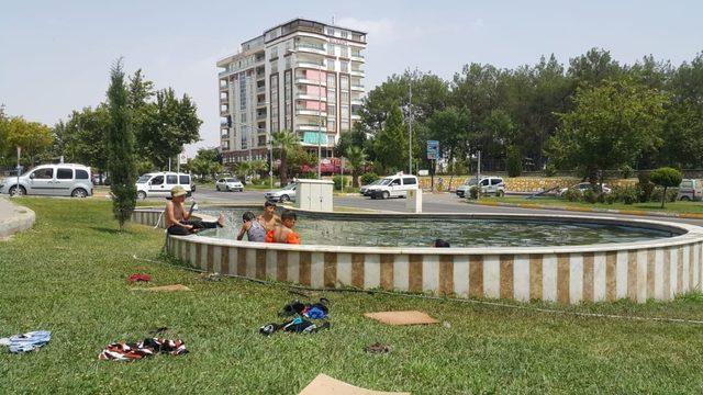 Çocuklar süs havuzuna girerek serinledi