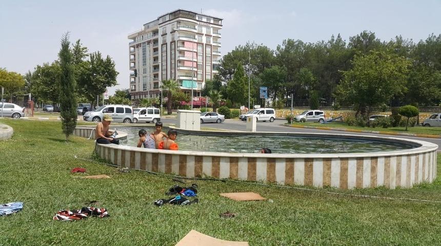 &Ccedil;ocuklar s&uuml;s havuzuna girerek serinledi