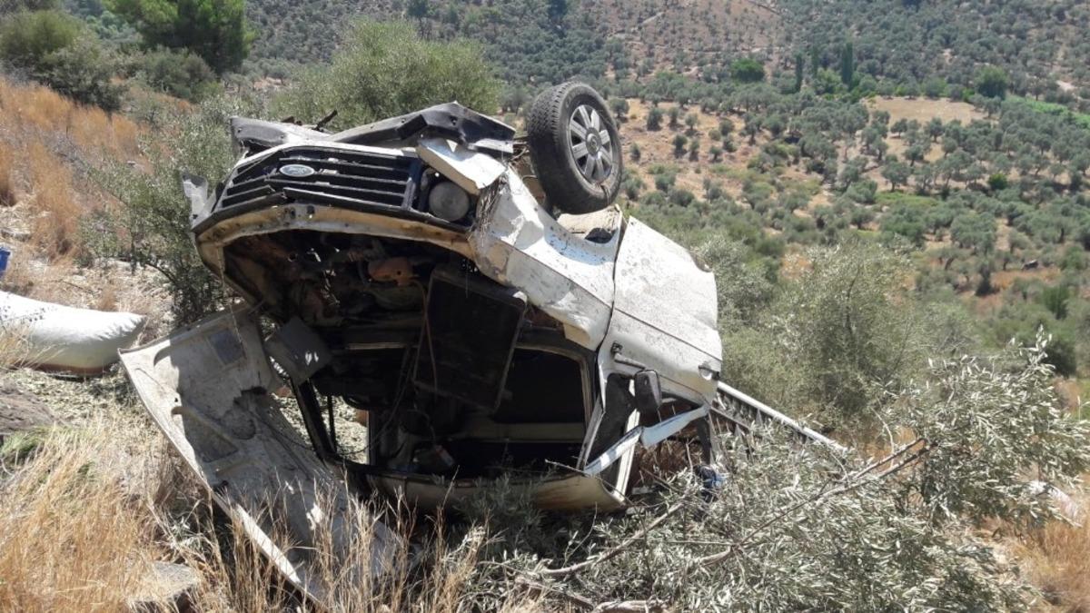 Kamyonet u&ccedil;uruma yuvarlandı: 5 yaralı