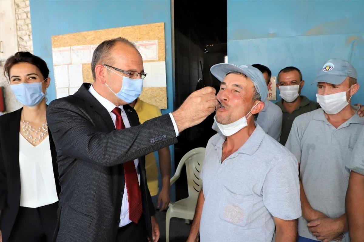 Başkan Akın&rsquo;dan belediye iş&ccedil;ilerine tatlı ikramı