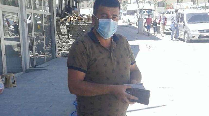 Bulduğu para dolu c&uuml;zdanı sahibine teslim etti