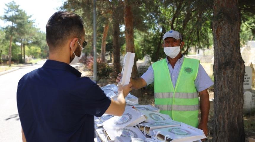 Mezarlıklarda Yasin-i Şerif ve dua kitabı dağıtıldı
