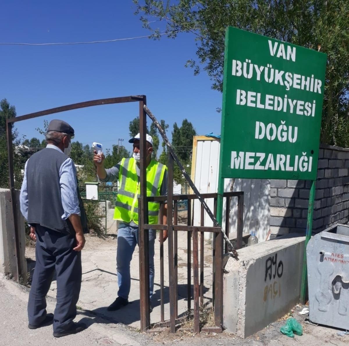 Mezarlıklarda korona vir&uuml;s tedbirleri artırıldı