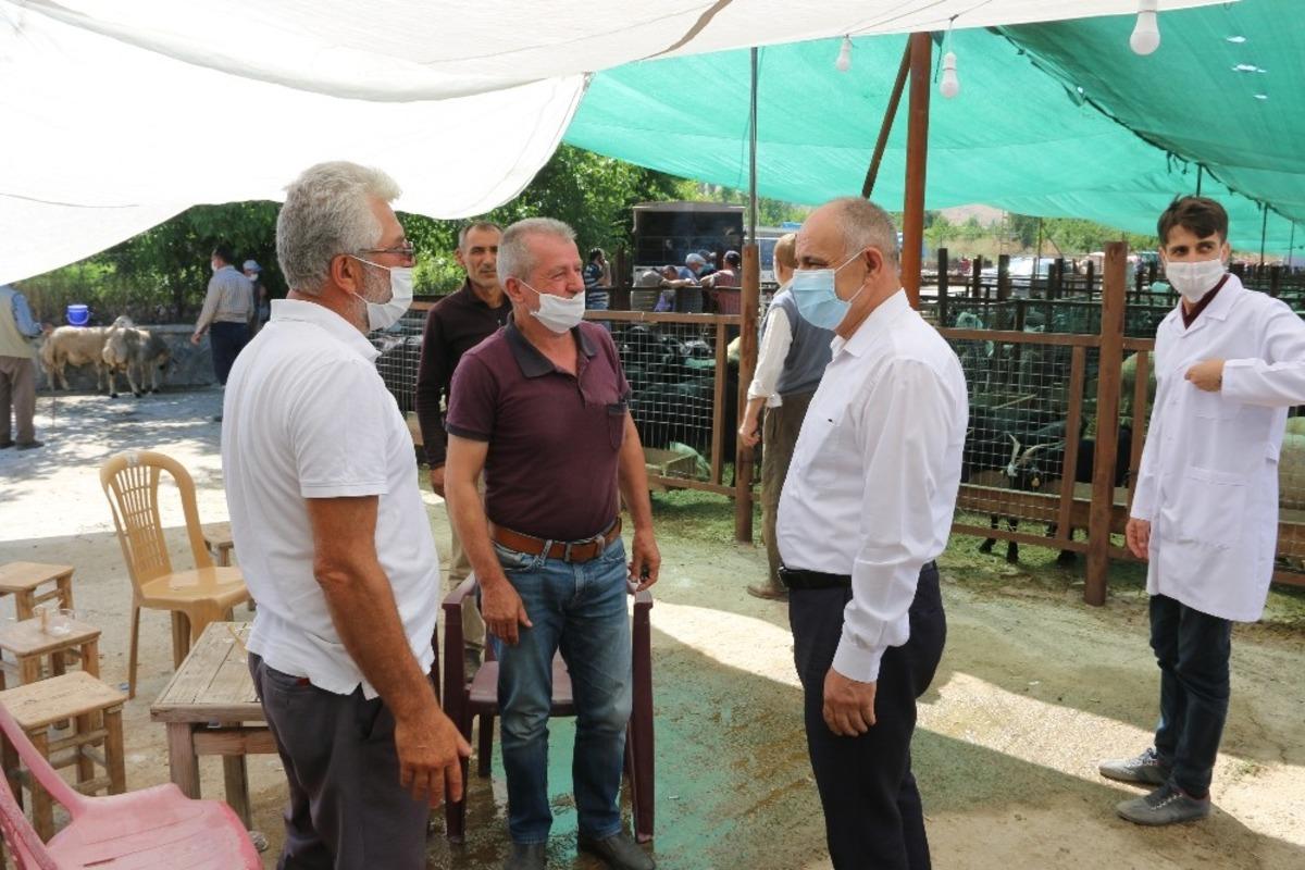 Başkan Esat &Ouml;zt&uuml;rk kurban pazarını ziyaret etti