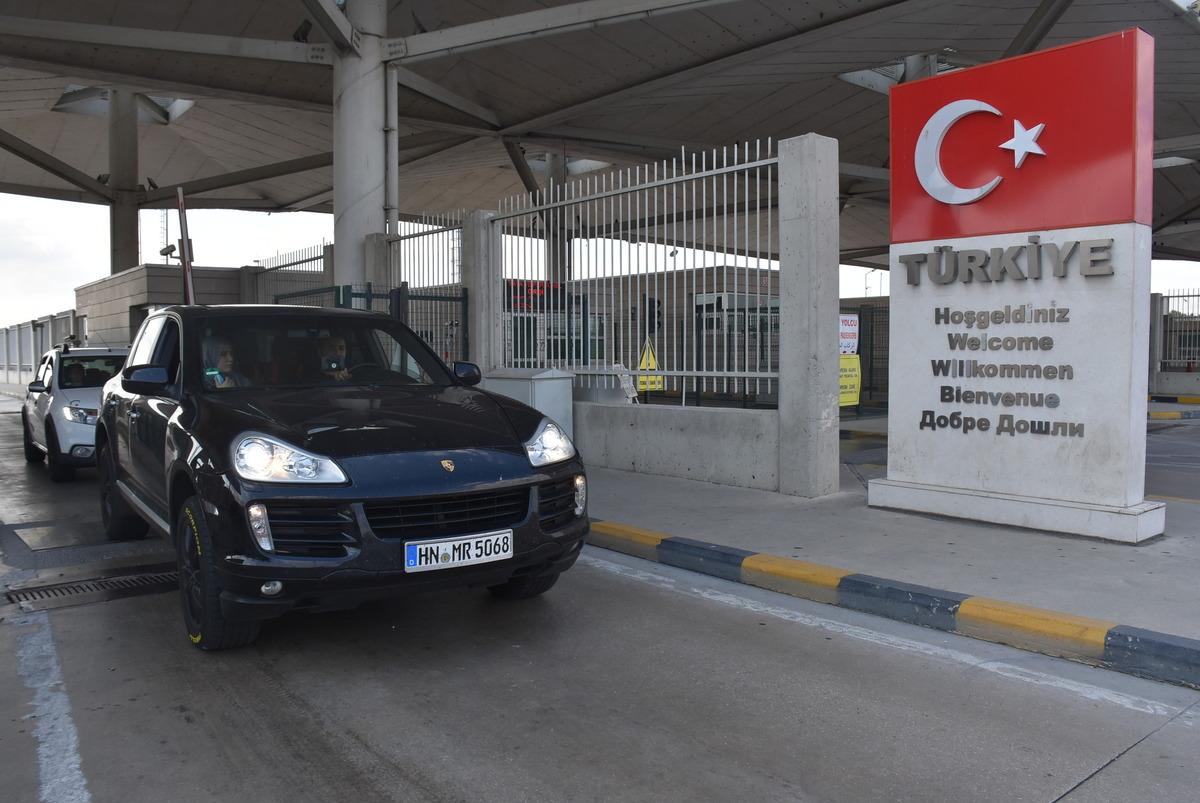 Sayıları 300 bini ge&ccedil;ti! Kapıkule'de bayram yoğunluğu