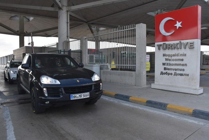 Sayıları 300 bini geçti! Kapıkule'de bayram yoğunluğu G5