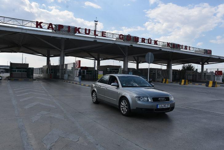 Sayıları 300 bini geçti! Kapıkule'de bayram yoğunluğu G3