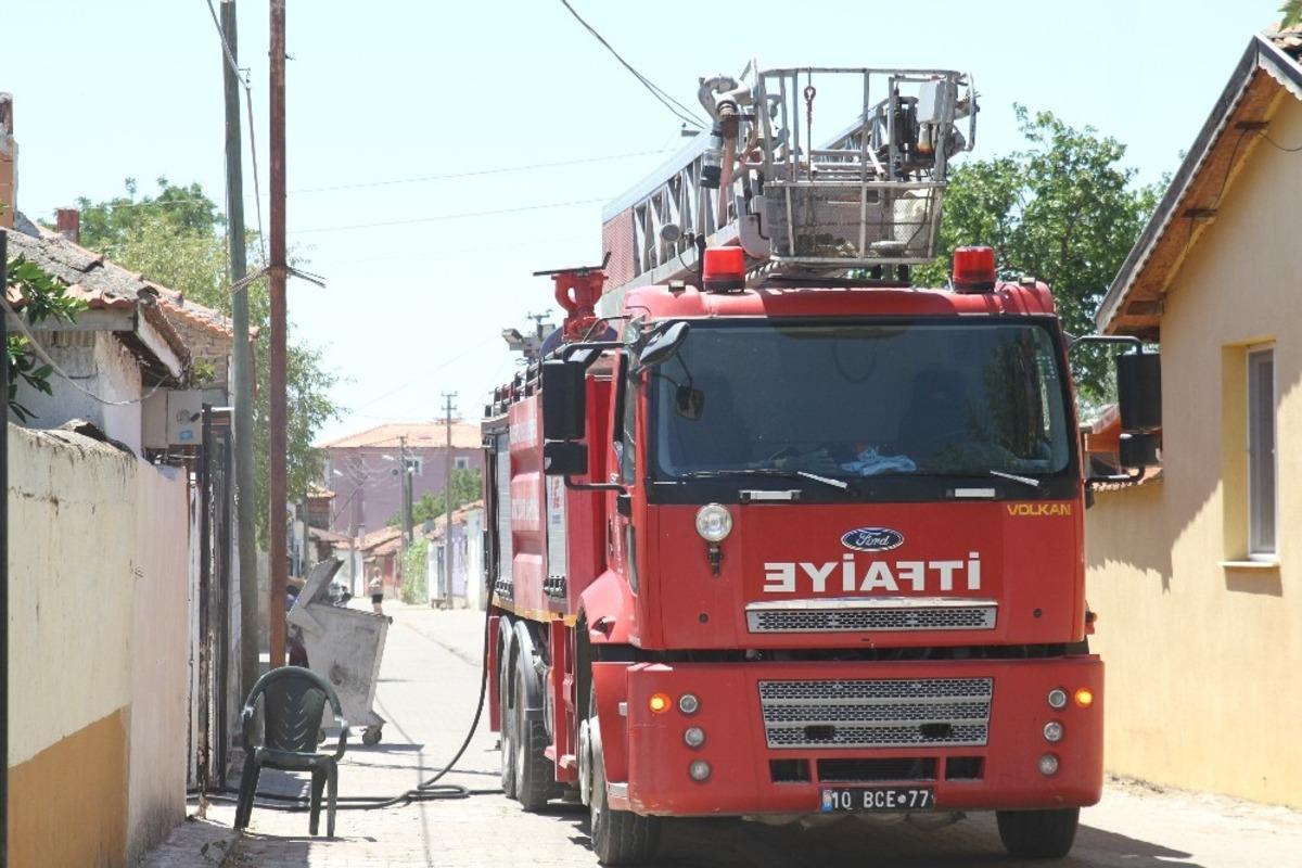 Ayvalık&rsquo;ta ev yangını