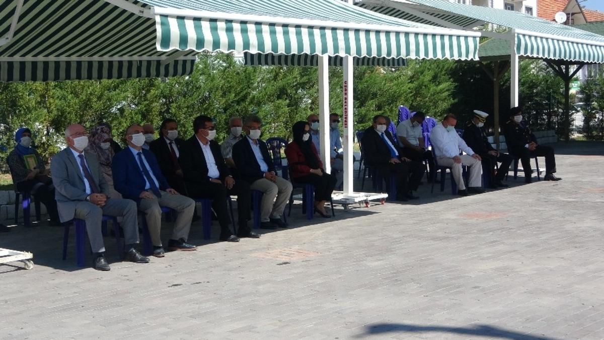 Uşak protokol&uuml;, Kurban Bayramı &ouml;ncesinde şehitlik ziyaretinde bulundu