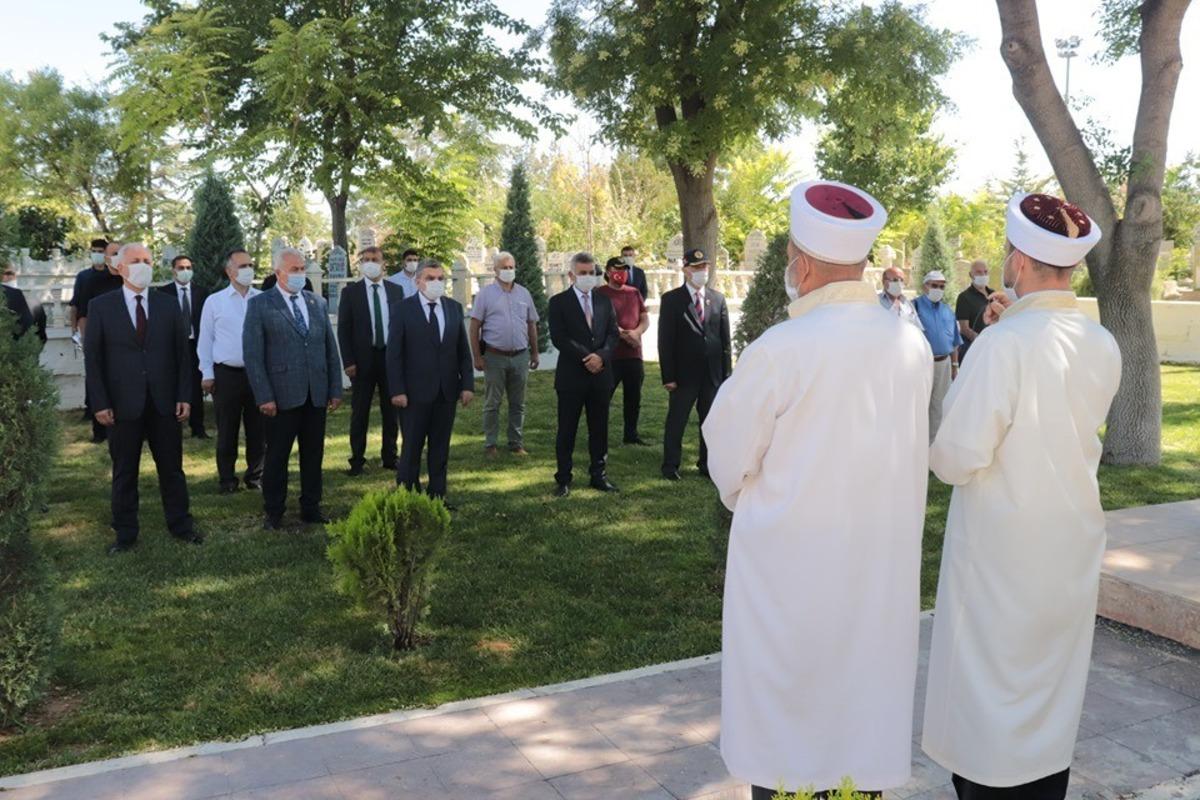 Karaman&rsquo;da korona vir&uuml;s tedbirleri altında şehitlik ziyareti