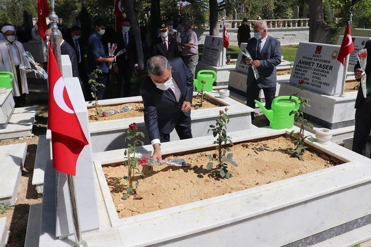 Karaman’da korona virüs tedbirleri altında şehitlik ziyareti G4