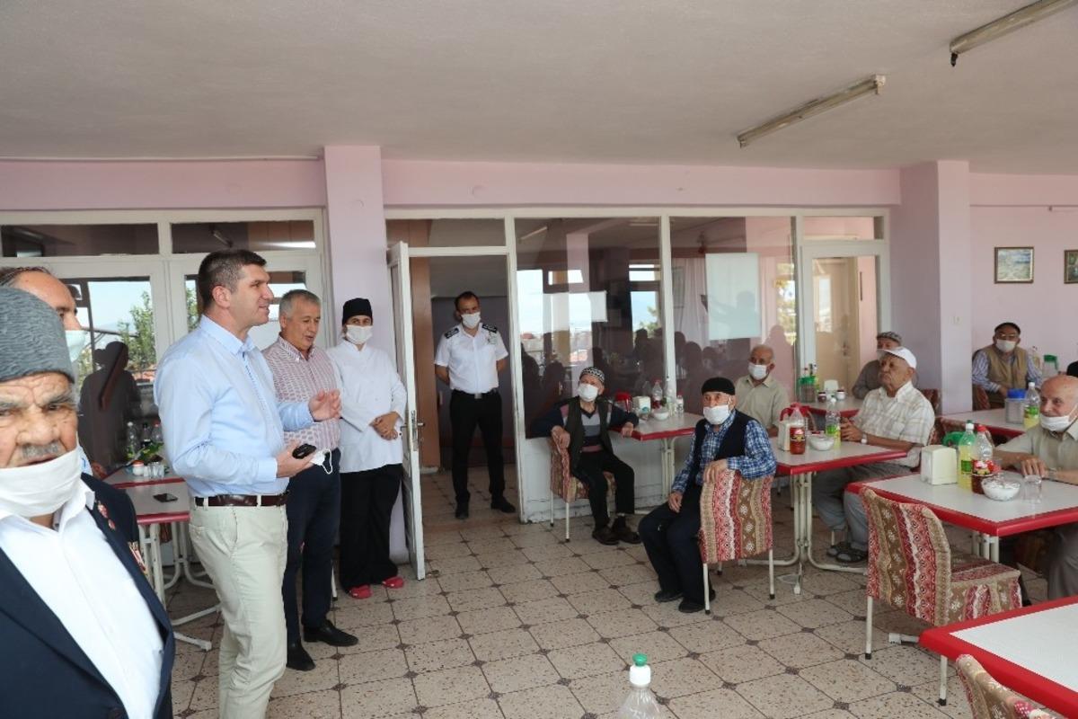 Başkan Ercengiz yaşlılarla bayramlaştı