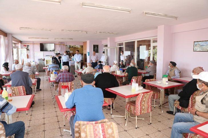 Başkan Ercengiz yaşlılarla bayramlaştı G3