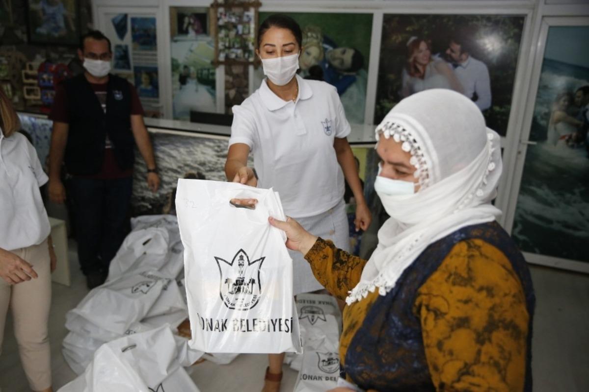 Konak&rsquo;ta bayram &ouml;ncesi y&uuml;zler g&uuml;ld&uuml;