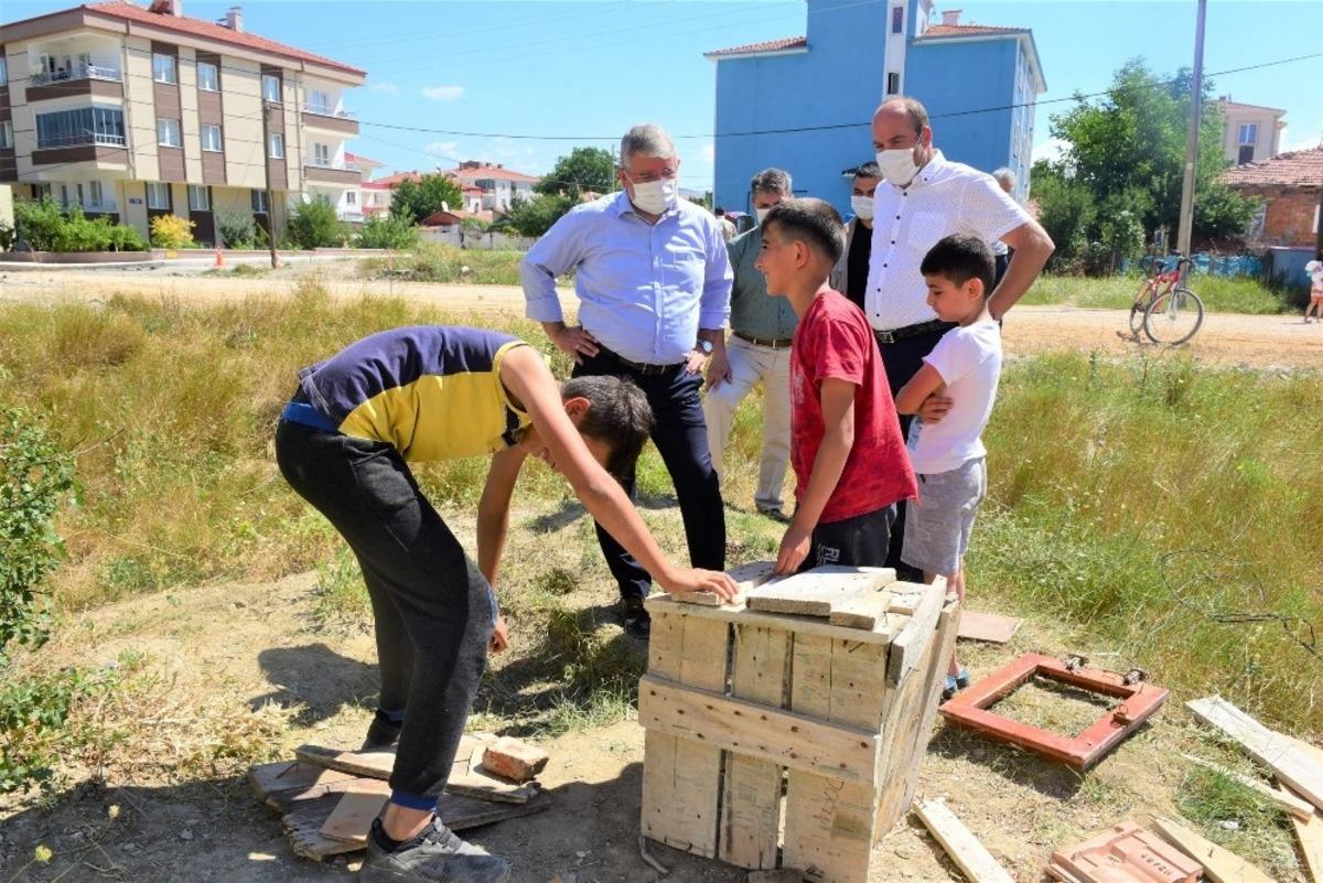 Başkan Aşgın, &ccedil;ocuklara kuş yuvası hedi etti