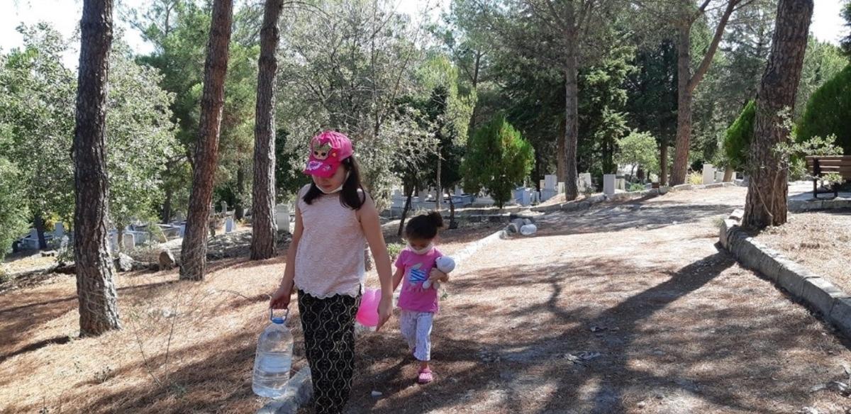 Bayram &ouml;ncesi mezar başlarında yakınları i&ccedil;in dua ettiler