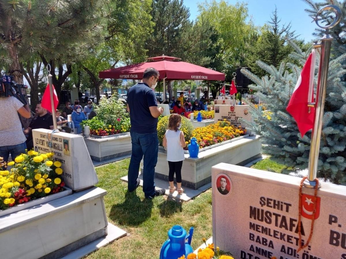 Kayseri protokol&uuml; şehitliği ziyaret etti, şehit mezarlarına karanfil bıraktı