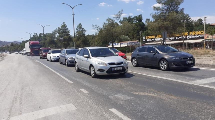 D-100 karayolunda bayram trafiği yoğunluğu