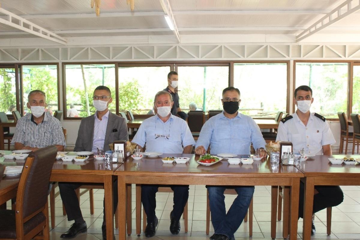 İl&ccedil;enin sevilen Kaymakamı Yavuz vatandaşlarla vedalaşarak il&ccedil;eden ayrıldı