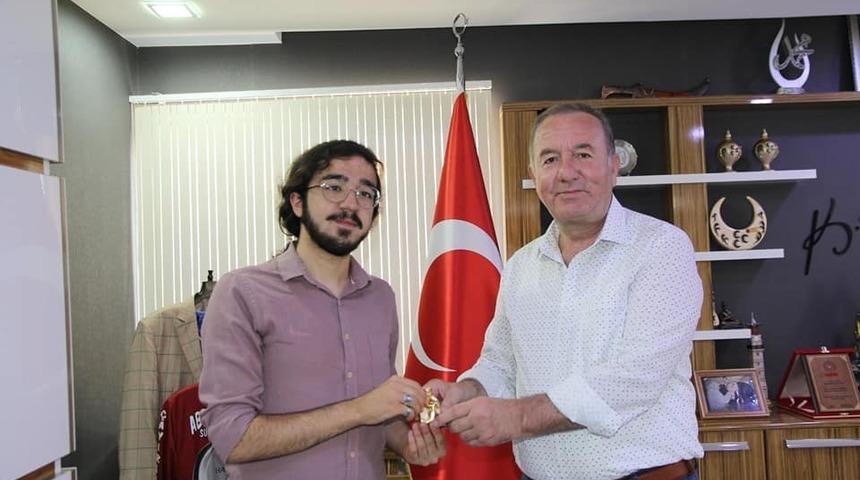 Başkan Şahiner&rsquo;den başarılı &ouml;ğrenciye &ouml;d&uuml;l