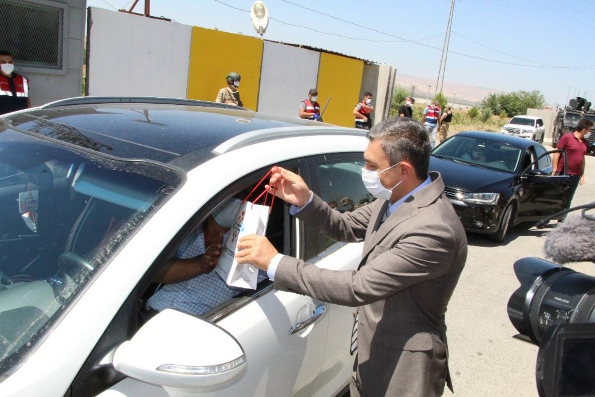 Batman Valisi Şahin, trafik kontrol noktalarında denetimlerde bulundu