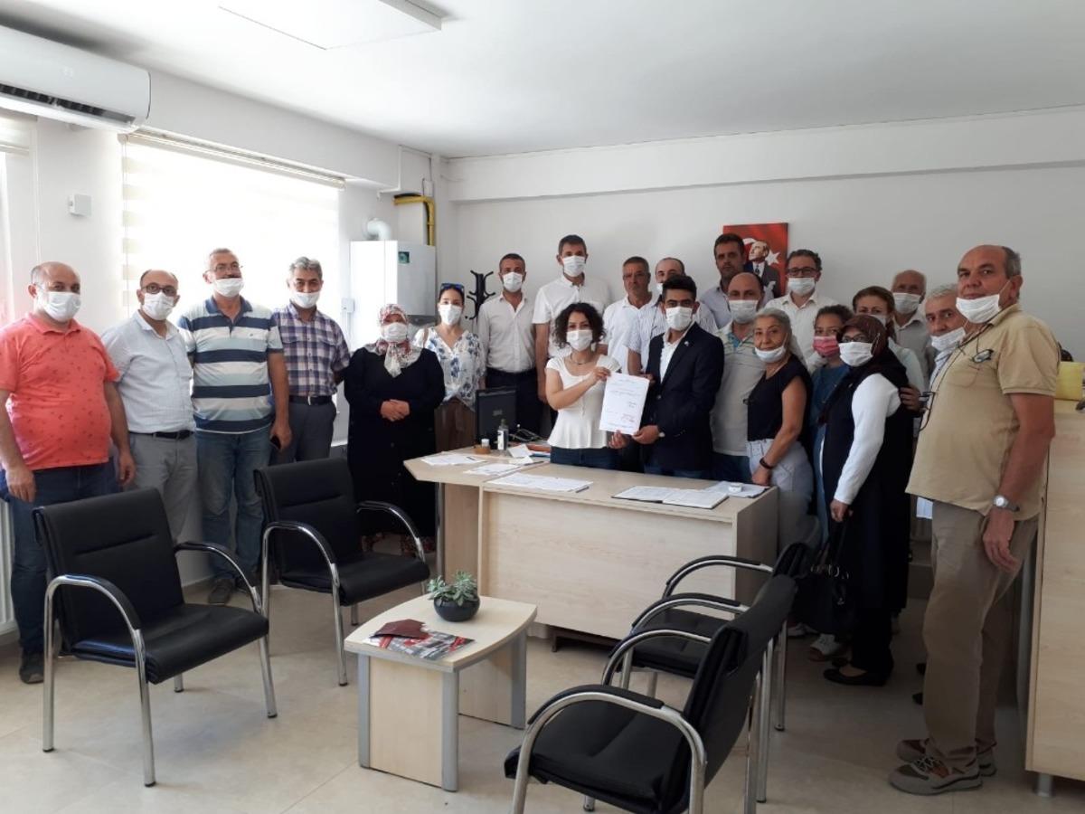 &Ccedil;i&ccedil;eği burnundaki yeni il başkanı mazbatasını aldı