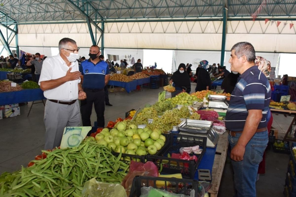 Başkan Bozkurt kapalı pazar yerinde esnaf ve vatandaşla bayramlaştı
