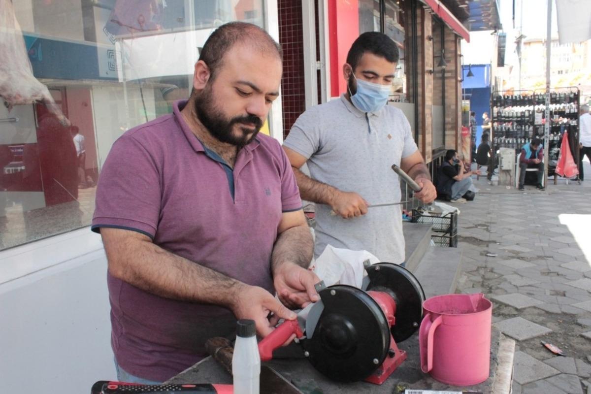 Kurban Bayramı&rsquo;na son bir g&uuml;n kala bı&ccedil;ak bileme ustaları yoğun mesai yapıyor