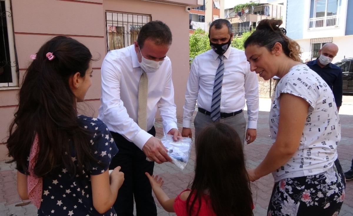 Antalyalı &ccedil;ocukların bayramlık kıyafetleri MHP&rsquo;den