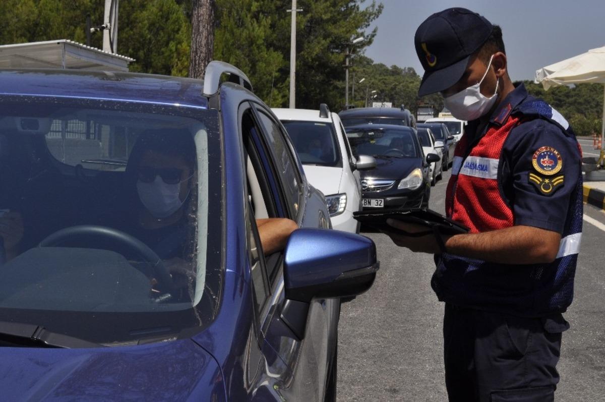 Marmaris&rsquo;e 24 saatte 21 bin ara&ccedil; giriş yaptı