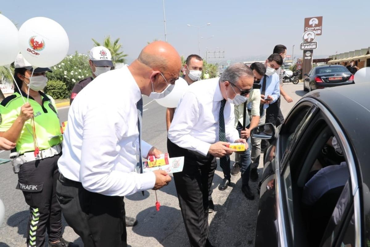 Vali Su, denetleme noktasında s&uuml;r&uuml;c&uuml;lerin bayramını kutladı