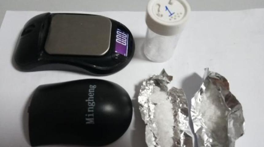 'Fare' g&ouml;r&uuml;n&uuml;ml&uuml; hassas teraziyle yakalanan uyuşturucu ş&uuml;phelisi tutuklandı