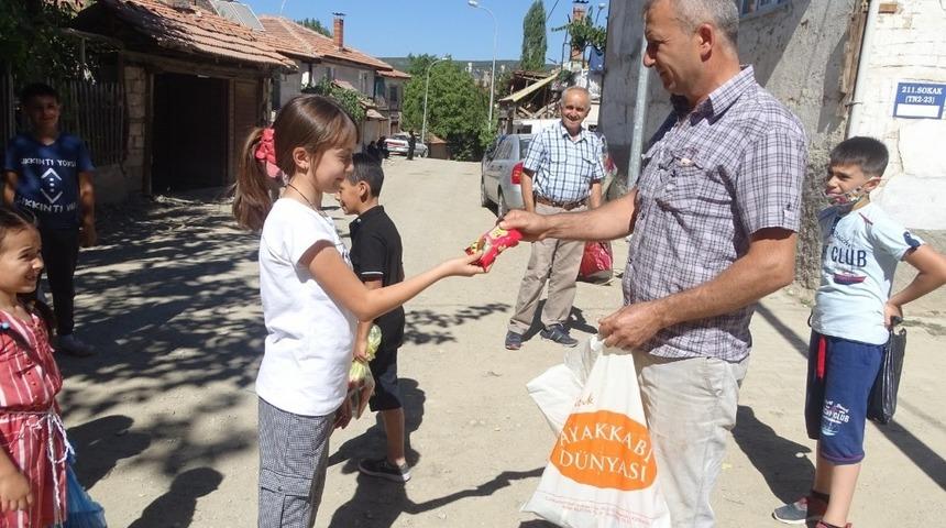 Hisarcık’ta çocuklara sosyal mesafeli bayram şekeri dağıtıldı