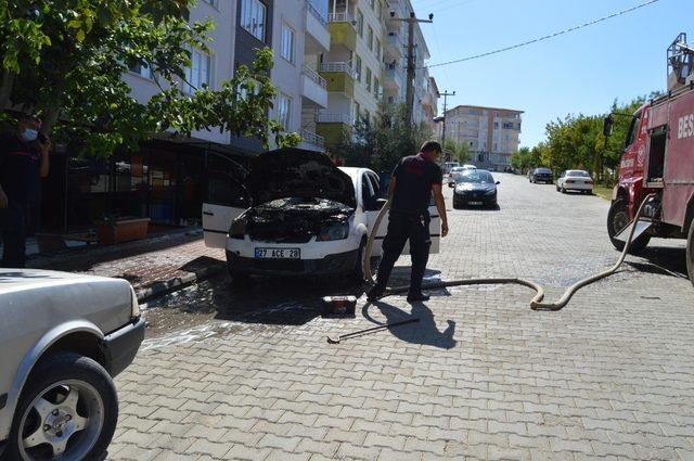 Besni’de park halindeki otomobil alev aldı